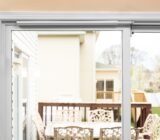 Soft closing closure for sliding doors with fluid amortization system