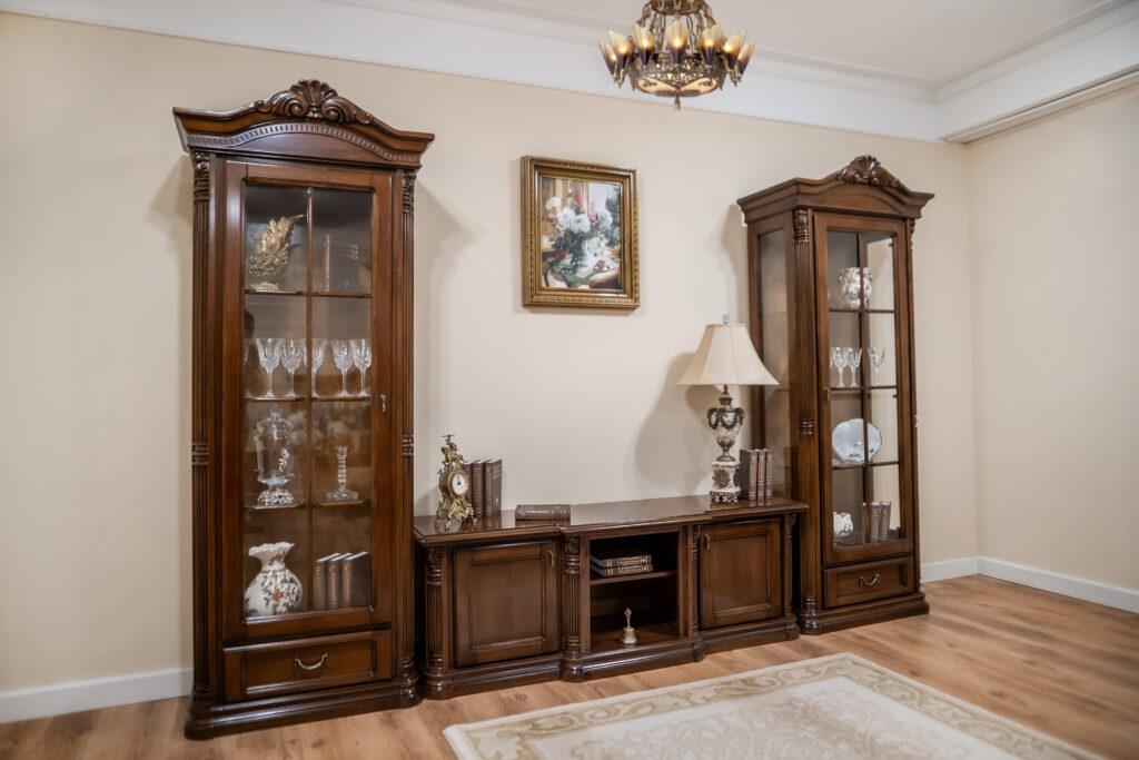 Living solid wood in gold stone in a housing with cream walls